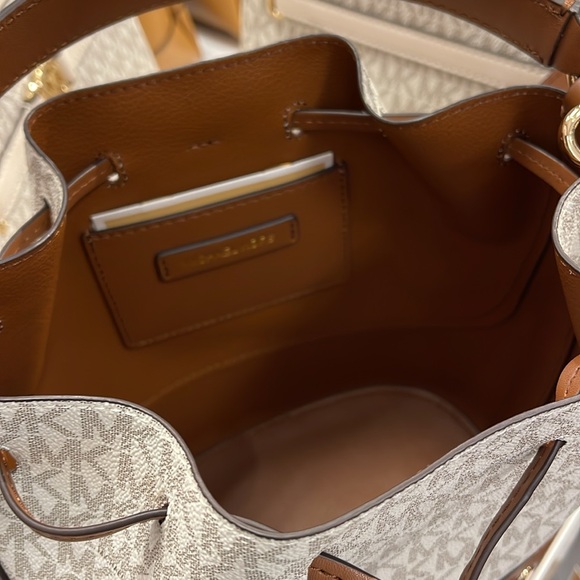 Michael Kors Reed Medium Belted Bucket Messenger Crossbody Handbag Vanilla MK - Picture 11 of 16